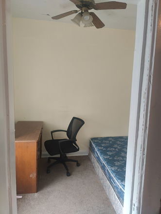 Bedroom - Subleting bedroom in 3 Br/1 bath shared housing House