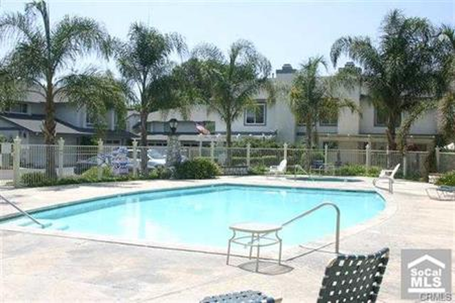 Pool Area - Walking distance to campus Condo