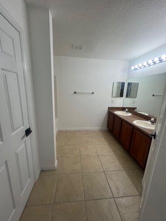 suite bathroom - Beautifully kept with lots of rooms!!! House