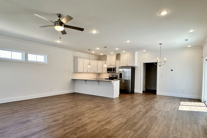 Living/Kitchen - Single Bedroom Available - Females only (Spring Semester Only) House