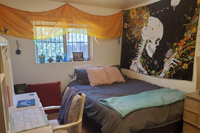 beautiful bedrooms - Affordable 4 bedroom by  Banner UMC, Greek Row and UofA House