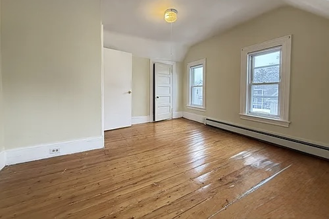 Bedroom or Dining Room - Spacious Two-Story 2-3 Bed in Oak Square – Minutes from Boston Colleges & Downtown Apartments