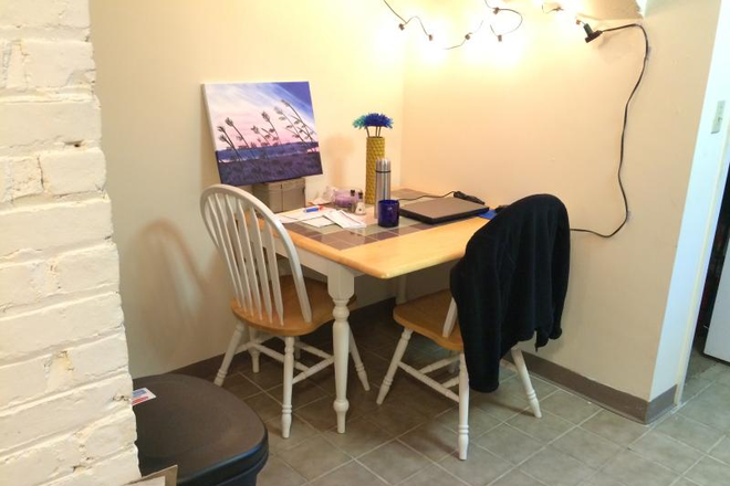 - - No Broker Fee!! Right Close to Campus! 1 bed w/ Laundry in Building Apartments