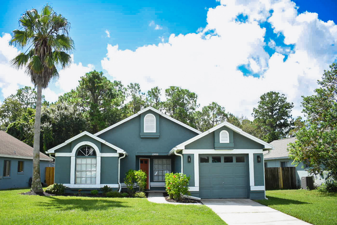 Front view of the house - Cozy & Convenient 3 Bedroom House minutes from campus!