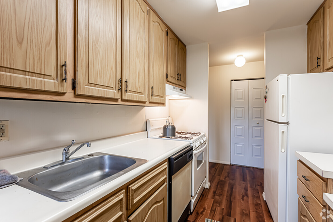 kitchen - Private room at Brandywine Apts for Female, 7 minutes away in bus to campus