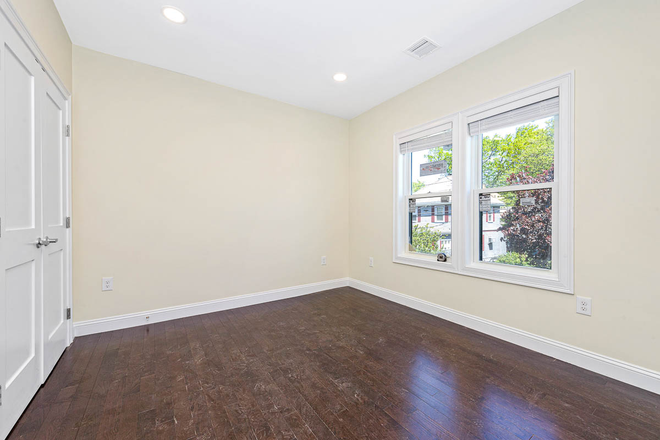 Living Space - Stanley Ave 4 Bed Medford Apartments