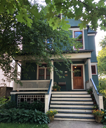 1106 Elmwood Ave. - Private 3rd-floor suite+bath in Victorian farmhouse near NU campus (furnished)