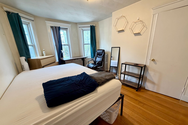 Bedroom 4 - Large and quiet unit in a 2-Family House close to Campus