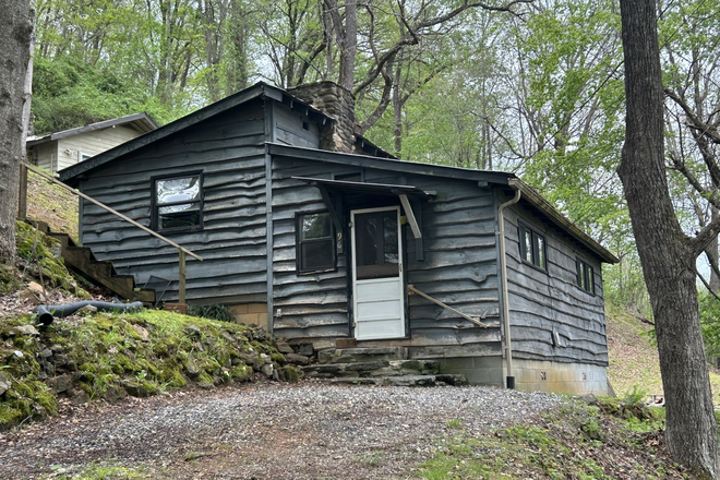 Front from driveway - 2 Bedroom Split Level Cabin w- Amazing River View: Walking distance to WCU Apartments