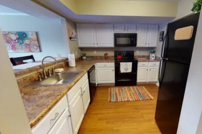 kitchen and bar - Townhouse 2 bed, 2 full bath 5 minutes from campus