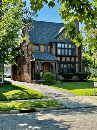  - Cozy Shaker 2BR | 30+ Days | WiFi + Workspace + Garage