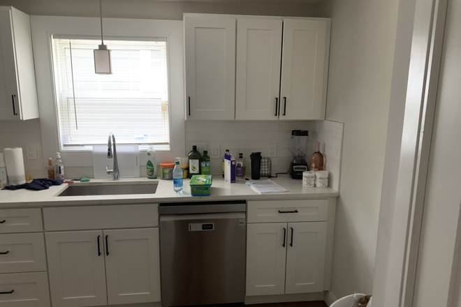 kitchen - 5 BED/ 2 BATH IN PRIME LOCATION. NEAR THE BASEBALL FIELD House