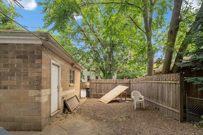 Backyard - 1029 Garnett Fall Sublet Townhome