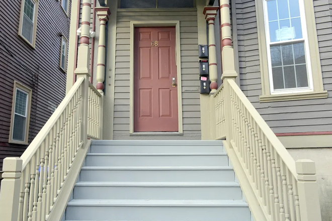 Exterior - 4 Bedroom apartment - A few steps to Campus!