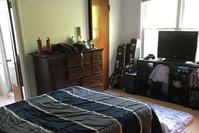 Master bedroom - Charming and Efficient 5 Bedroom, 4 Bath Townhouse Close to Campus