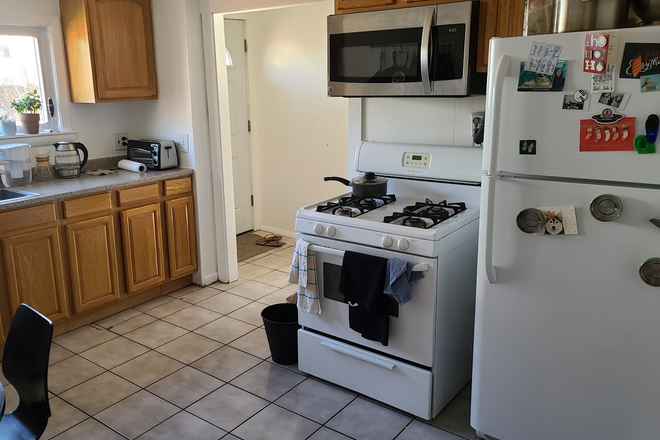 dine-in kitchen - 19 Hunting St Apartments