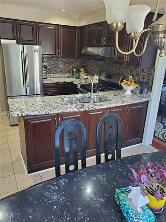 Kitchen - 4 Bedroom House in w/ Laundry & walking distance to U of T Scarborough Campus