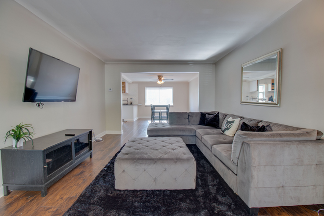 Shared space - Short commute to campus / spacious rooms!