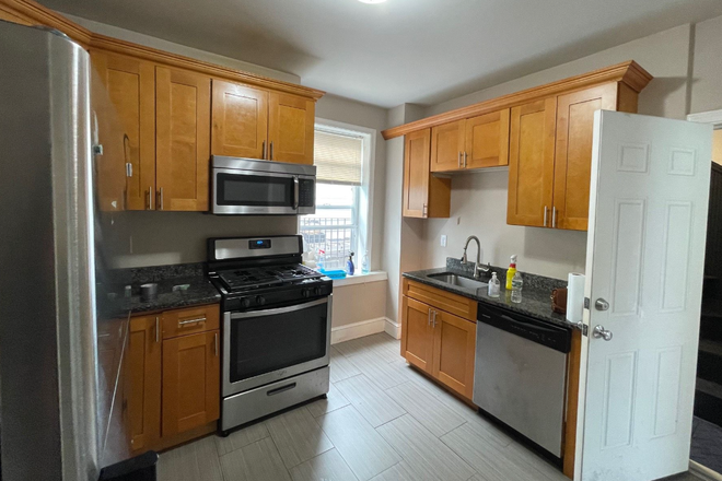 1 - SEPT 2026 - Comfortable East Boston 4 Bed / 1 Bath, Student OK, Cats/Small Dogs OK, No Broker Fees! Apartments