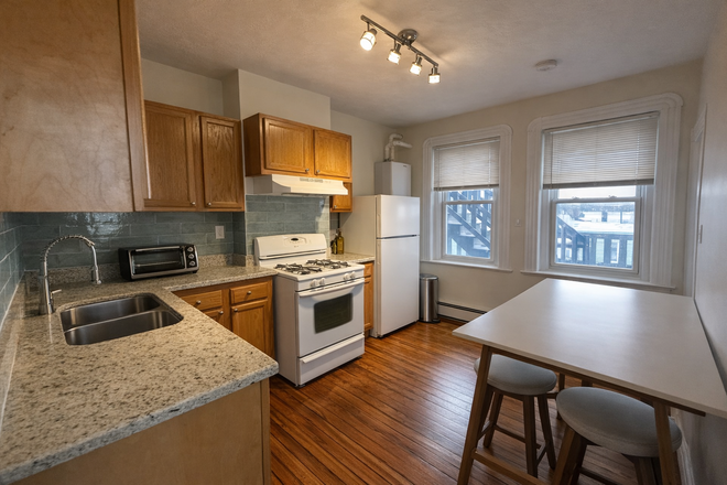 1 - SEPT 2026 – Inman Square 1 Bed, Pet Friendly & Laundry in Building! No Broker Fees! Apartments
