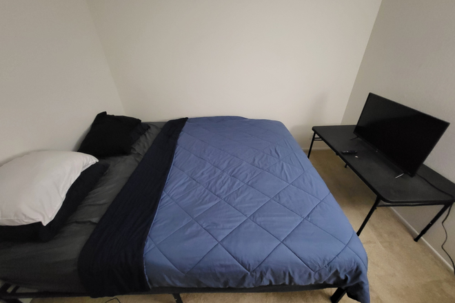 Bed + TV - Private Room +  Shared Bathroom, Close to Campus (co-ed)