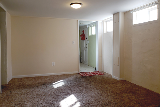Living room - 🏠🏠🏠 Seeking a Roommate for a 2-Bedroom Duplex - Only a 10-Minute Walk to DU! Duplex