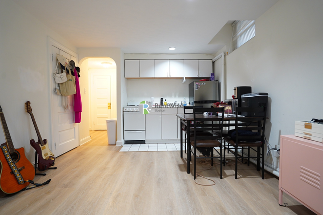 1 - JUNE 2026-Awesome Back Bay Studio, H/Hw inc. Cat ok! NO FEE! Apartments