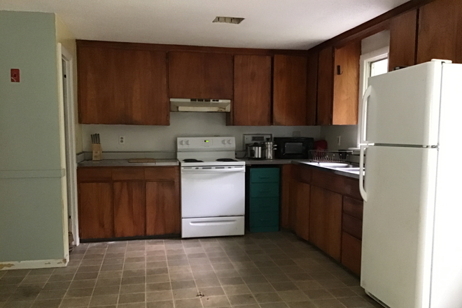 Kitchen - Male Transfer the lease 530 per month in 3B1B to May 31 2027 Duplex