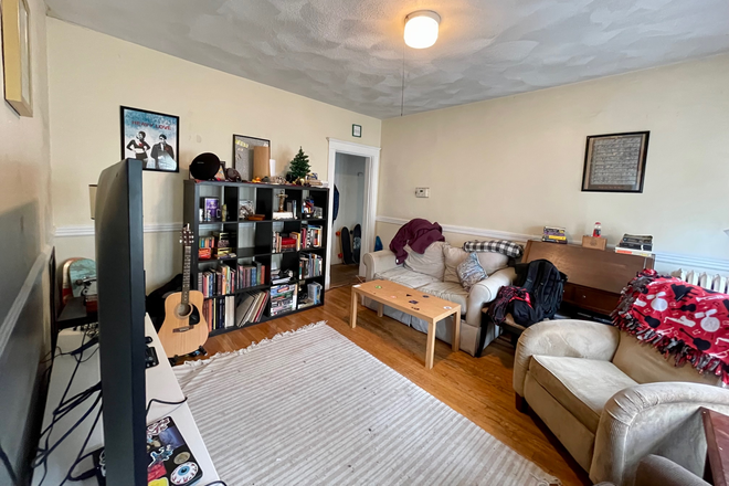 living room - Sunny Brighton 4 bed with one parking spot included - NO FEE! Townhome