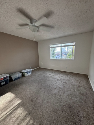 Unfurnished bedroom. Carpeted. Window and celing fan. - 2 Rooms close to campus Apartments