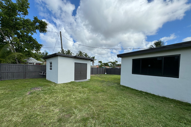 Shed storage space with electricity - Incredible. 3/2 house close to UM campus.