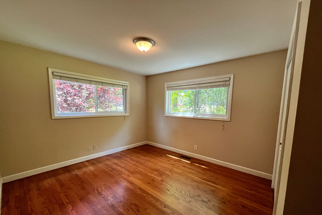 Bedroom gets lovely light in the morning - 1/2 Block from East Campus 2 bedroom apartment to share