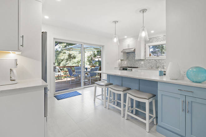 Kitchen - Walk to beach!Gorgeous& Spacious 4 Bedroom in Narragansett Pier House