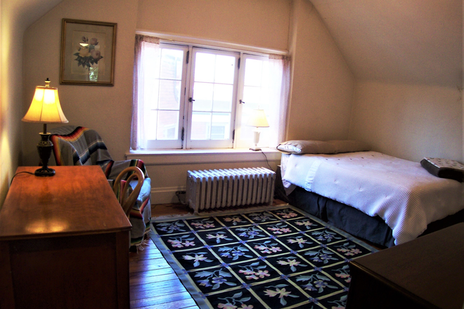 Your Furnished Bedroom - SHARE APT. IN PEACEFUL GASLIGHT AREA! CLEAN, NO DRAMA, 4 BDRM IN LOVELY HOME- CLEAN QUIET ONLY!