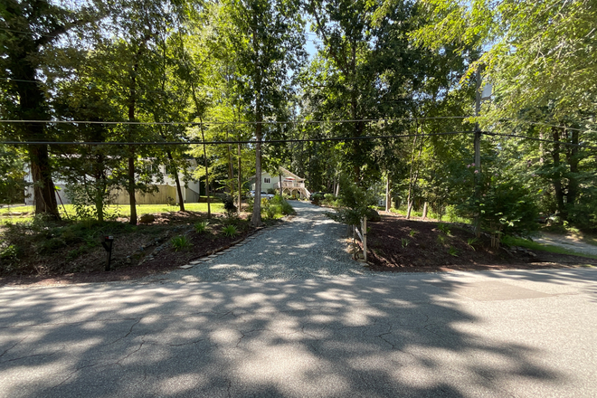 Entrance - Walk to Franklin Street  and free bus to UNC and community House