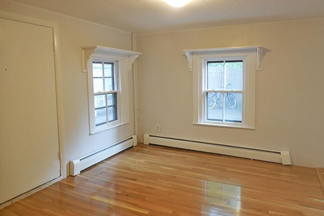 . - **NO BROKERS FEE!!** Adorable Studio / 1 Bath near campus!! Apartments