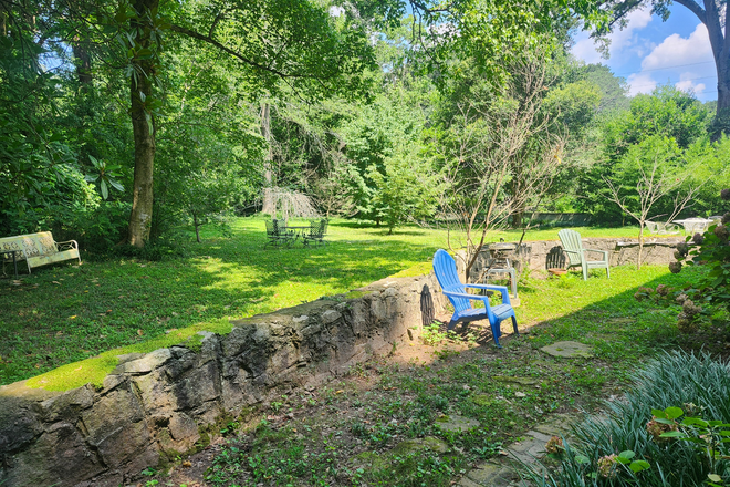 Back yard - Large, quiet 1bd/1bath garden apt, 1 mi east of Emory, $1,380/month