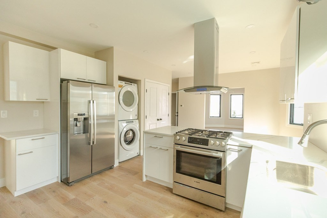 LIVING - LOCATION!!! 3 BED/2 BATH WITH CENTRAL AC, LAUNDRY IN UNIT & PARKING!