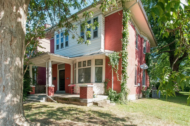Outside view - 2 bed/2 bath close to campus
