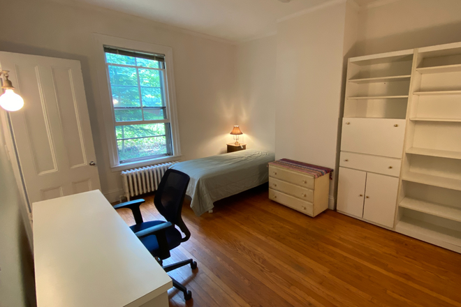 First Floor Bedroom - Spacious Victorian House 1st Floor Room Rental in Amherst, near UMass & Center of Town