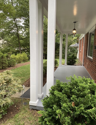 Outside - Beautiful Adorable House in a Quiet Neighborhood for Rent Minutes Away from Campus