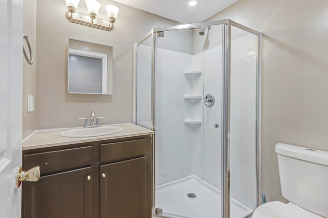 Bathroom - Rooms For Rent Close to Campus House