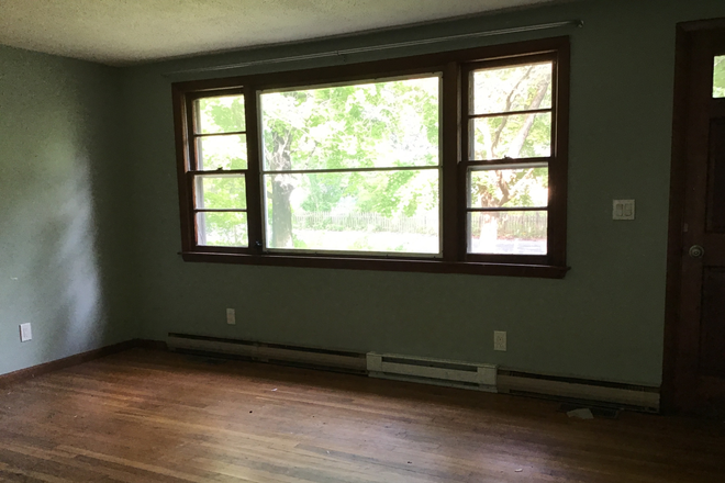 Hall - Male Transfer the lease 530 per month in 3B1B to May 31 2027 Duplex