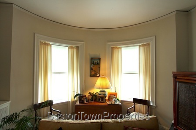 Living room bay window - **Elegant 2-bed in Beacon St Brownstone available 9/1** Apartments
