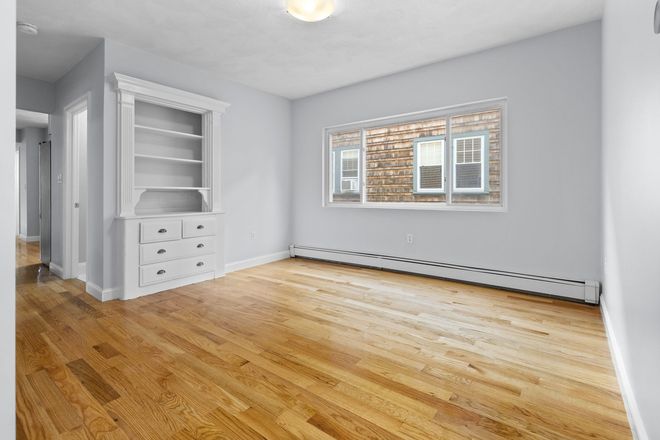 Living Room - 5 Bed 2.5 Bath, Close to Tufts Townhome