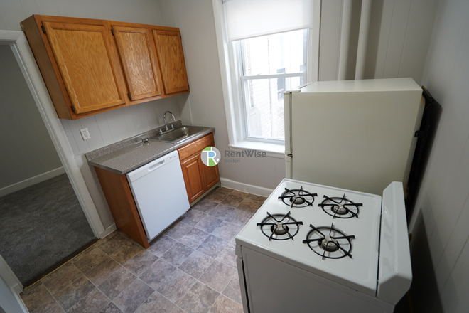 1 - AVAIL NOW-Awesome Brighton 1 bed Split, H/HW inc, NO FEE! Apartments