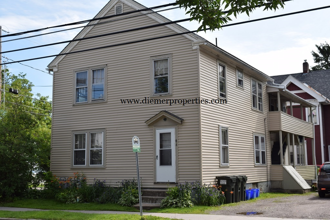 main - 6 bedroom with 4 off St parking spaces. JUNE 2026 Walk to UVM & Church St Apartments