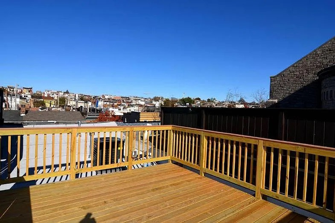 Rooftop Deck - Private Room Available in Rowhome