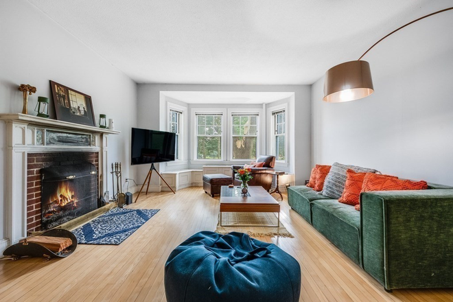 . - Beautiful 2 Bed / 1 Bath w/ Heat & Hot Water Included! Near Campus - Available 9/1/25!!