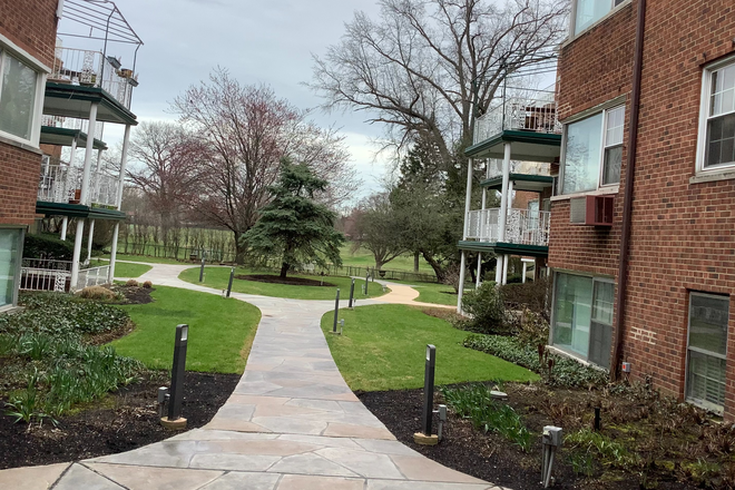 Inner Yard - Shaker Villas. 1 bedroom apartment. Public transportation (RTA blue line), 5 mi to campus